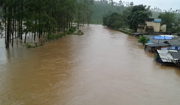 Tamil Nadu: नीलगिरि जिले में भारी बारिश के कारण जनजीवन प्रभावित, स्कूल-कॉलेज बंद